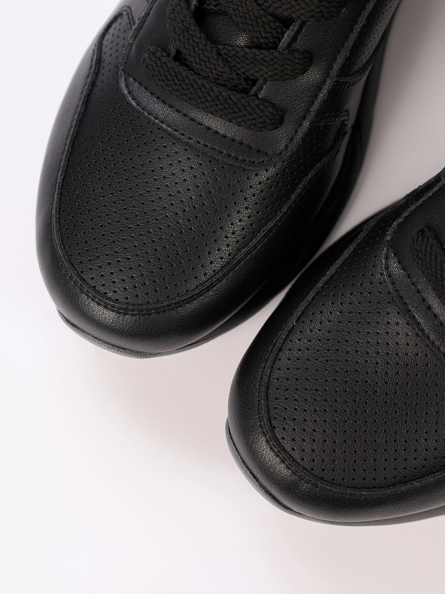 Кроссовки черного цвета на средней платформе